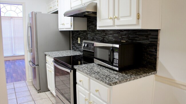 Building Photo - 3304 Chariot Ct