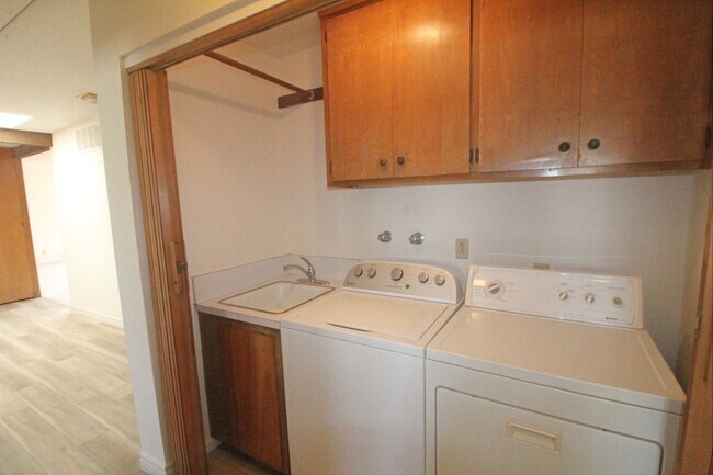 Building Photo - 3 Bedroom + 3 Bathroom Unit | Oxnard Shores | Unfurnished