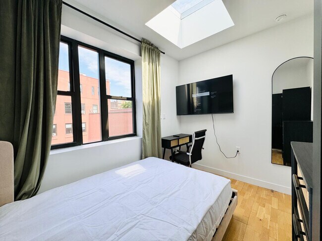 Building Photo - Furnished room/NOT APARTMENT