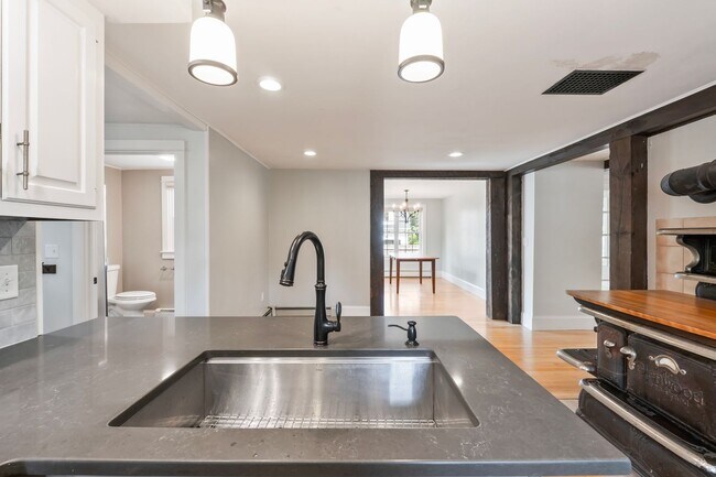 Building Photo - New England Style Farm House for RENT in P...
