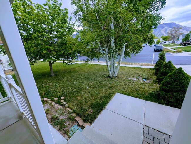 Building Photo - 749 Country Club Dr
