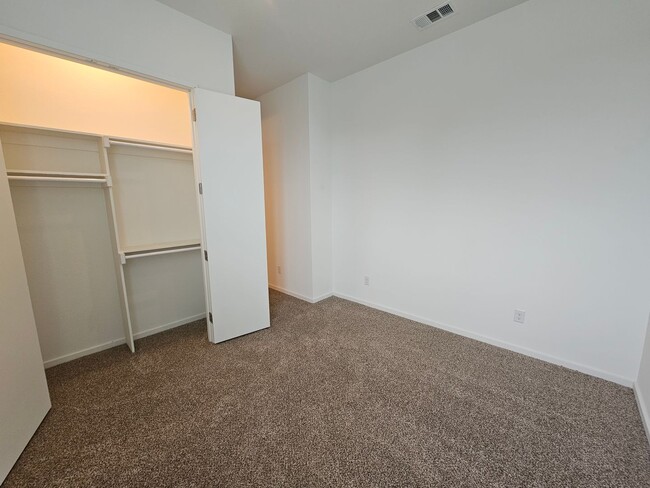 Building Photo - Minutes from Downtown, Uptown, Henderson, ...