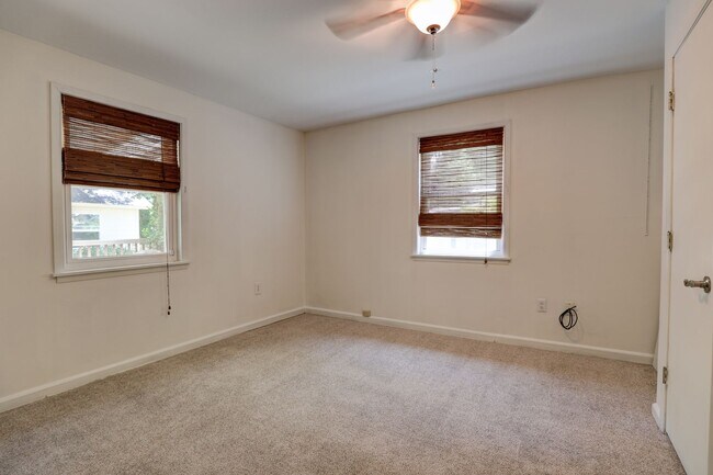 Building Photo - MOVE IN READY!