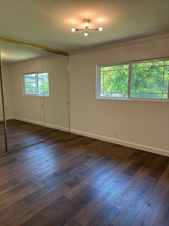 Building Photo - Well Maintained 3 Bedroom Home w/Solar