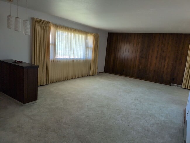 Building Photo - $250 off First Months Rent- Beautiful Coun...