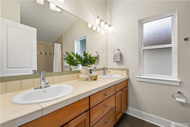 Building Photo - Downtown Ballard 3 bd 2.5 bath townhome in Great School district and minutes to Ballard Locks