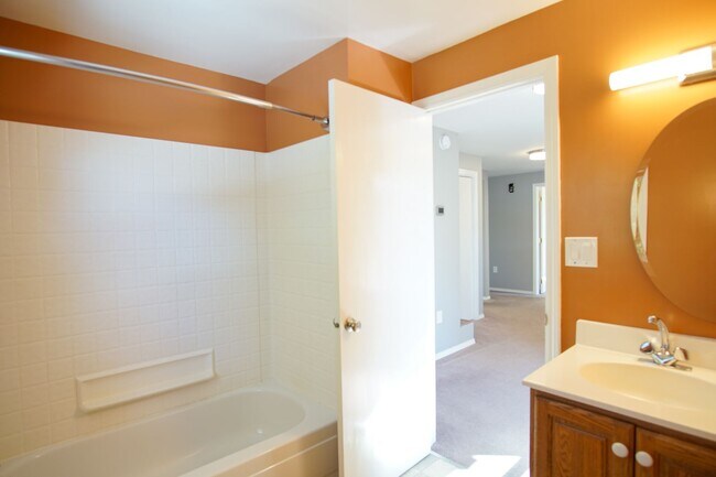 Building Photo - Delightful Rare Gem in SE Portland with Modern Amenities!