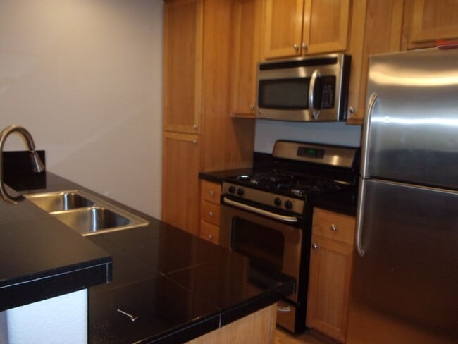 Building Photo - Popular West Oaks Condo