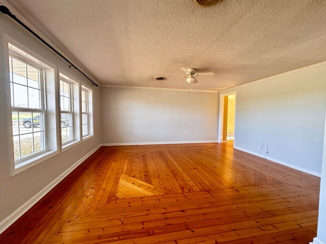 Building Photo - AVAILABLE NOW! 3 Bedrooms/1 1/2 Bath with Double living room space.