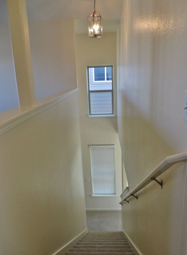 Building Photo - 3 Bedroom 2.5 Bathroom: Georgetown- Pinnacle Home