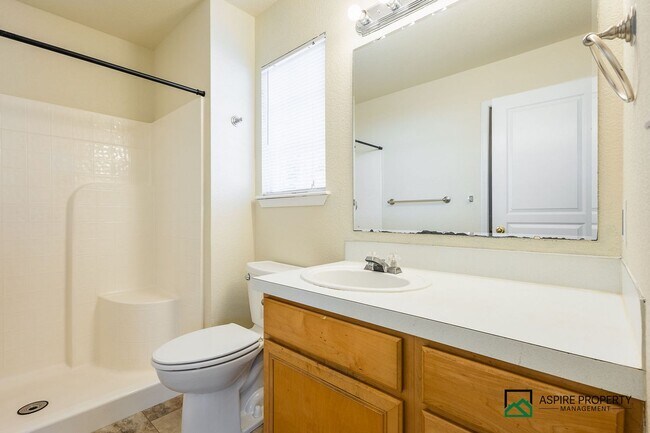 Building Photo - 3 bed 2 bath home