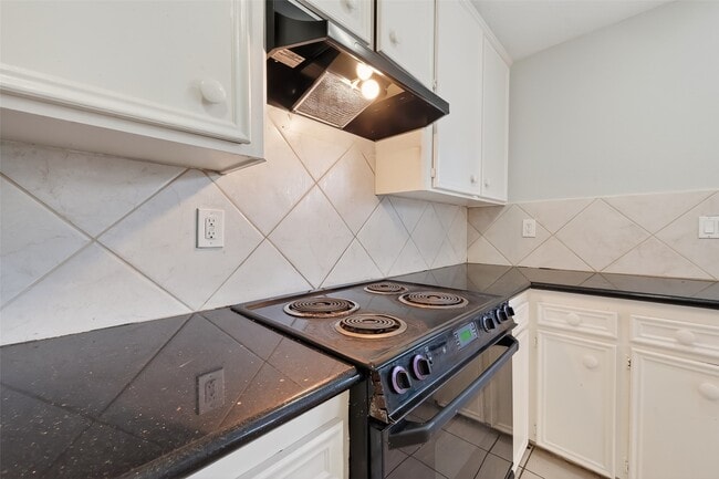 Building Photo - 8646 Maplecrest Dr