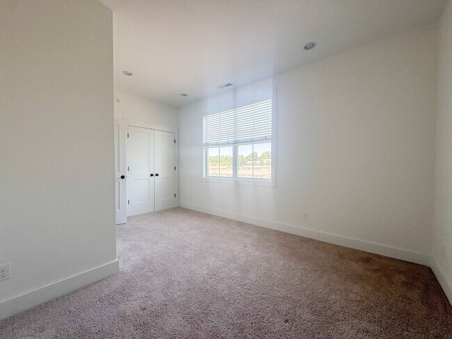 Building Photo - 3-Bedroom Townhome with Pool Access Near Downtown Cookeville