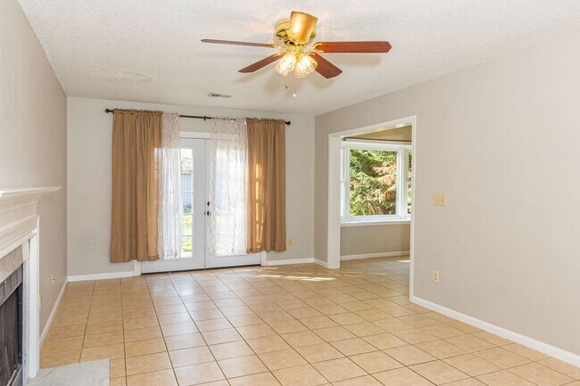 Building Photo - Immaculate updated 2 story 3 bedroom 2.5 bathroom house in the Briarwood area Greensboro