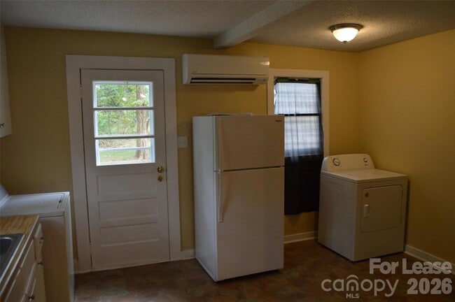 Building Photo - 819 Charlotte Ave