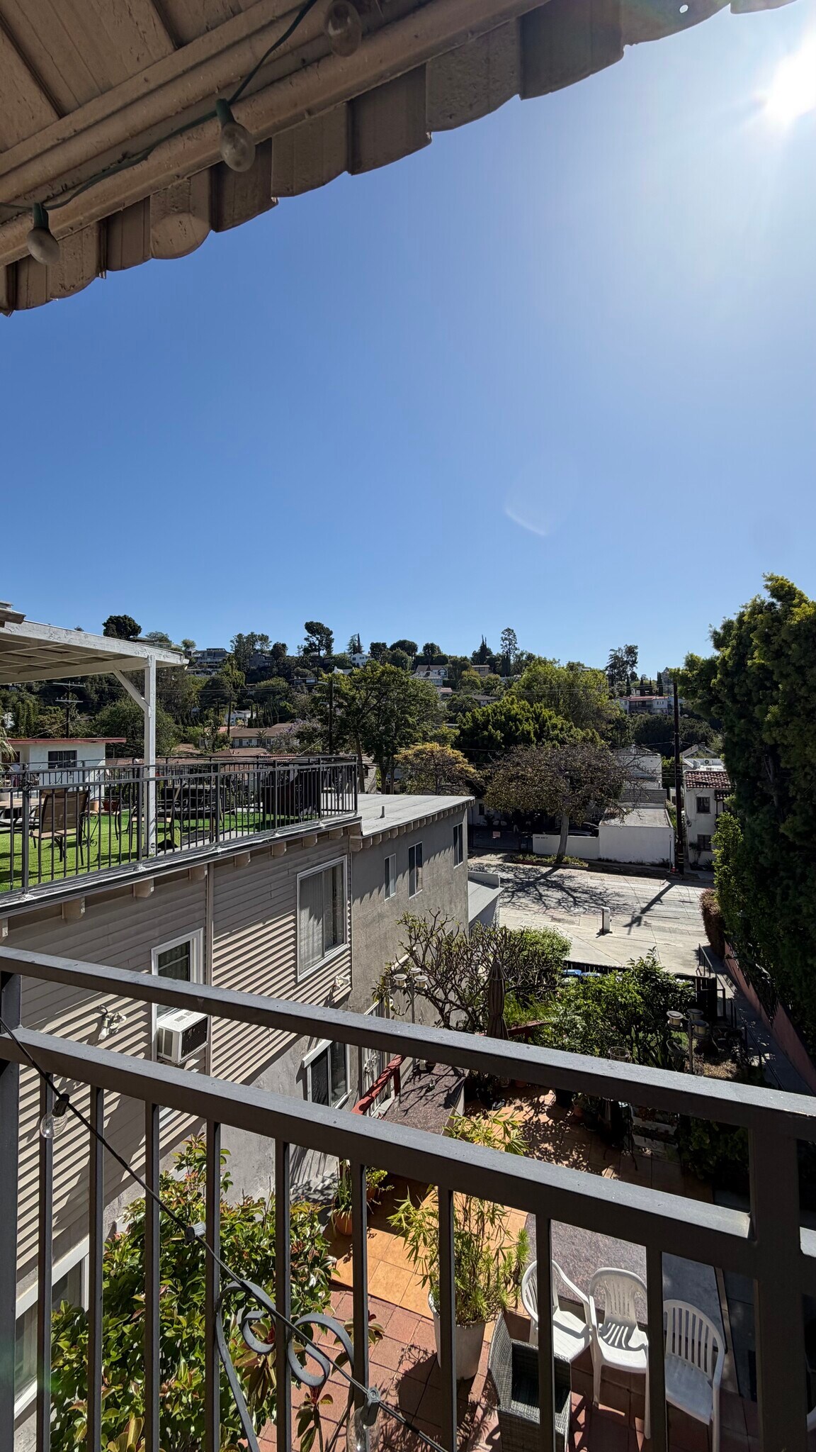 Building Photo - 2409 N Beachwood Dr