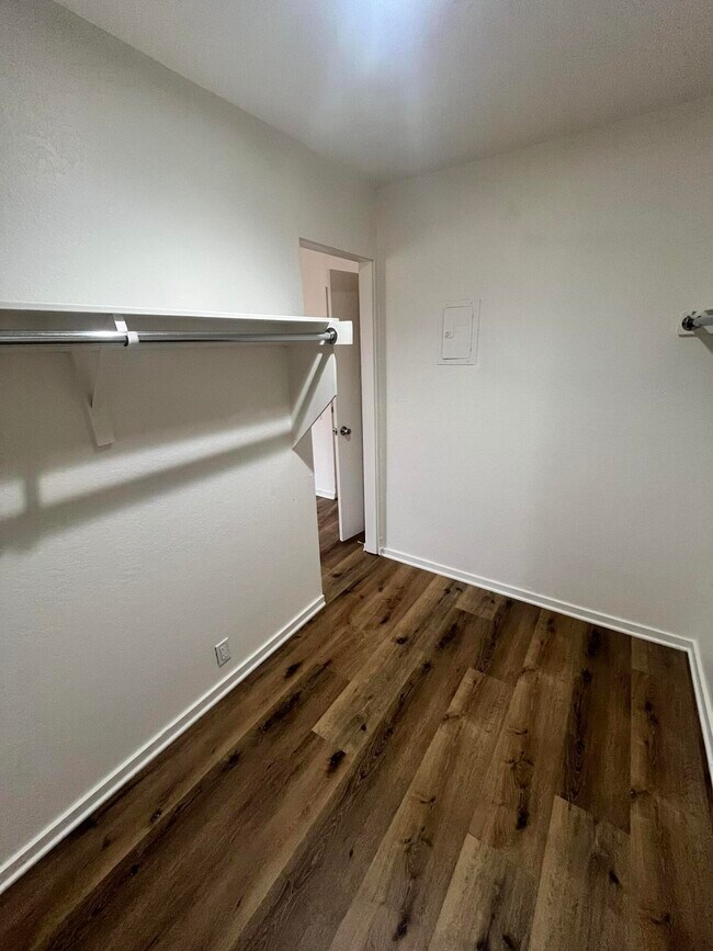 Building Photo - 400 N Sunrise Way