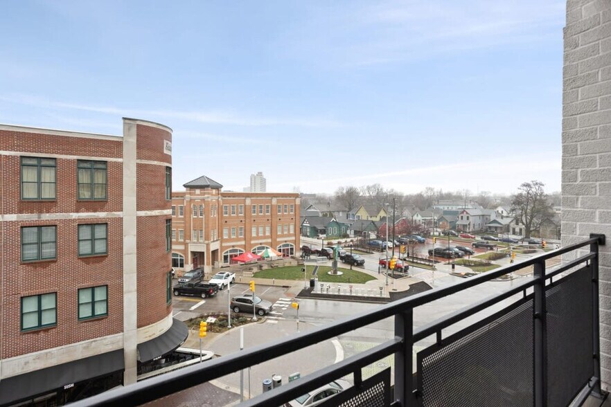 Building Photo - 747 N College Ave