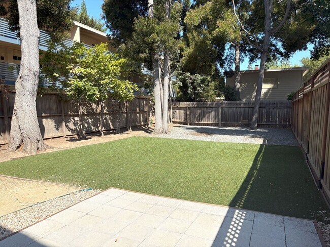 Building Photo - Beautifully Updated 2BR/2BA – Yard & Garage