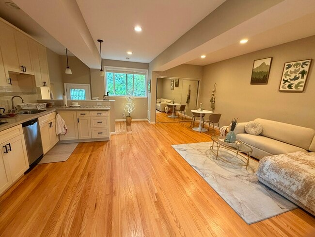 Building Photo - 760 La Mesa Dr