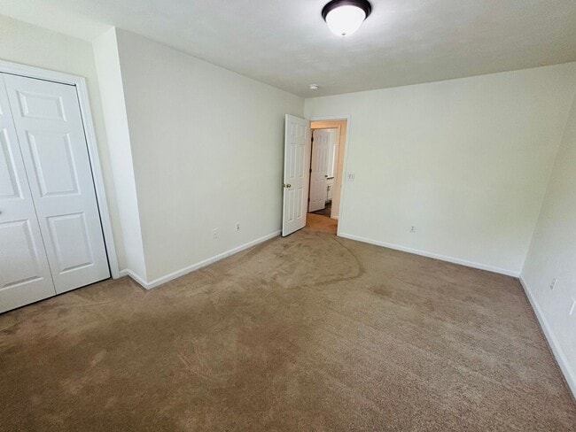 Building Photo - 985 New Village Dr NW