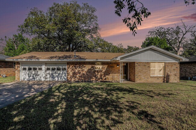 Building Photo - Great 3 Bedroom with Detached Workshop and...