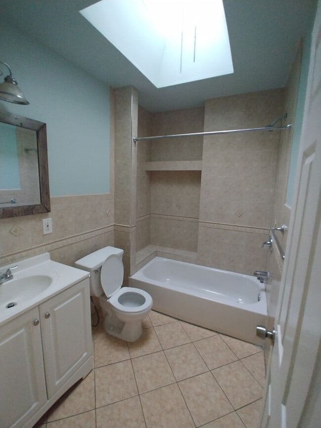 Building Photo - Modern & Comfortable Lawncrest home-North ...
