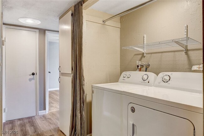 Building Photo - 1544 Hialeah Dr