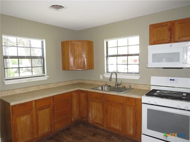 Building Photo - 504 McArthur Dr