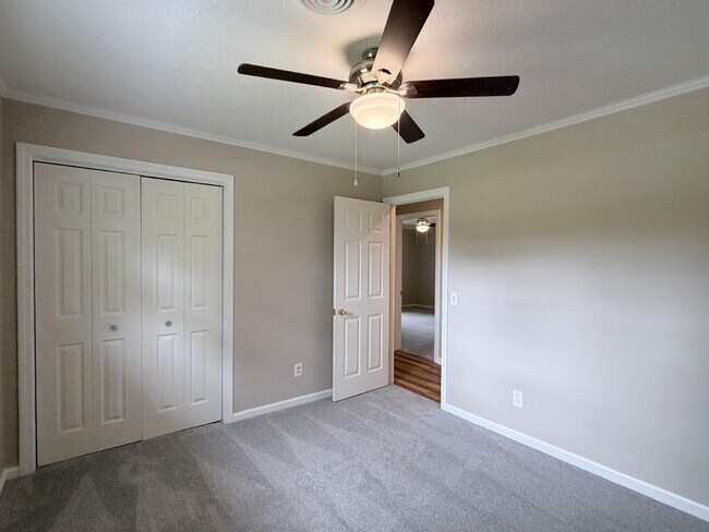 Building Photo - 725 Wildflower Ln