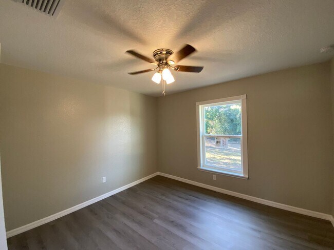 Building Photo - 10 Hemlock Cir Ct