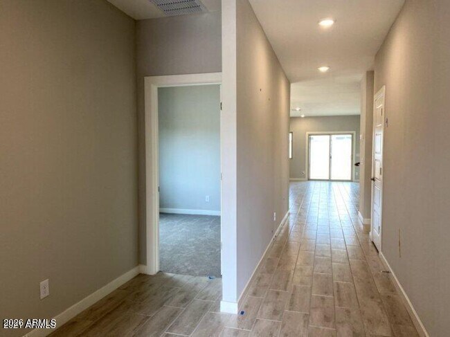 Building Photo - 976 E White Wing Dr