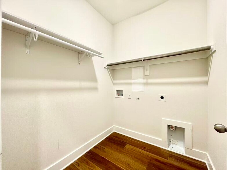 Building Photo - 3320 Eddington Dr