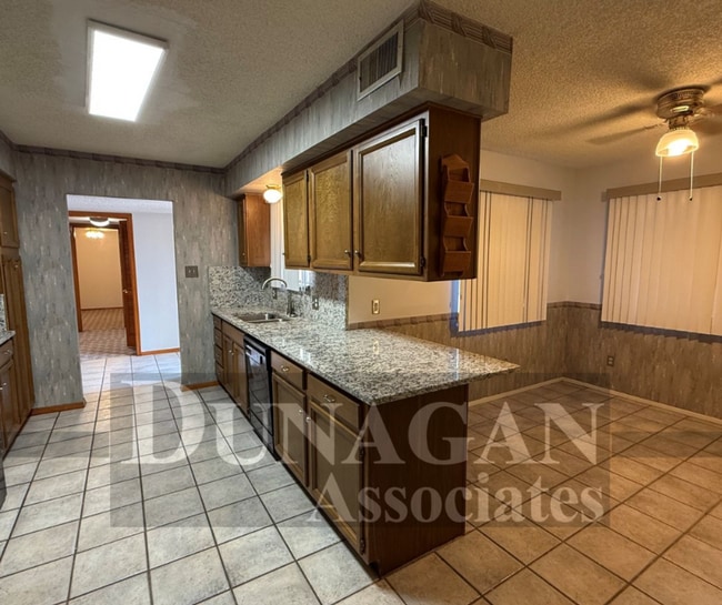 Building Photo - 9/4 2:30  PM SCHEDULED SHOWING!!