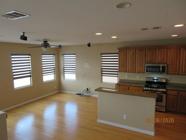 Building Photo - CLEAN AND READY TO MOVE IN