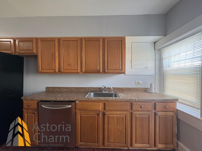 Building Photo - Updated 3 Bedroom with Fireplace and Fence...