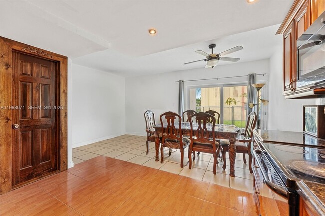 Building Photo - 314 NE Miami Ct