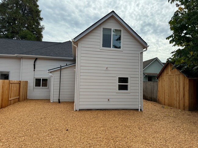 Building Photo - Updated 3 bedroom 2 bathroom duplex in his...