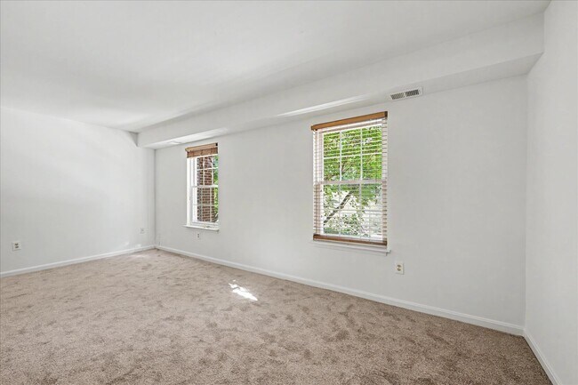 Building Photo - 1410 Greendale Ct