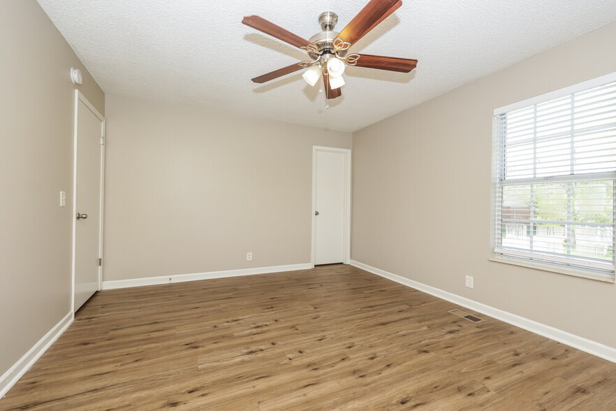 Building Photo - 3205 Country Lawn Dr