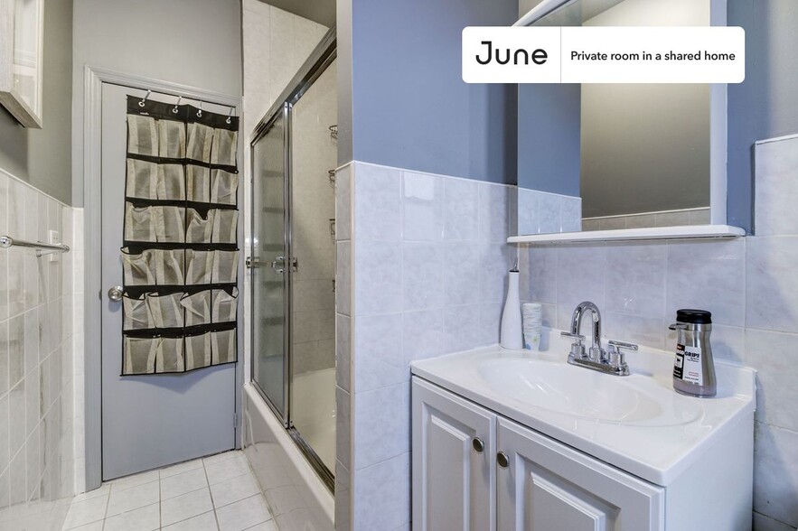 Building Photo - Private bedroom in 4 bed/1 bath Home