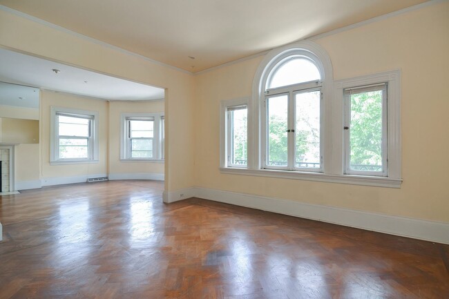 Building Photo - 4-Bed - Park Ave. & Beacon St. FENWAY 01-O...