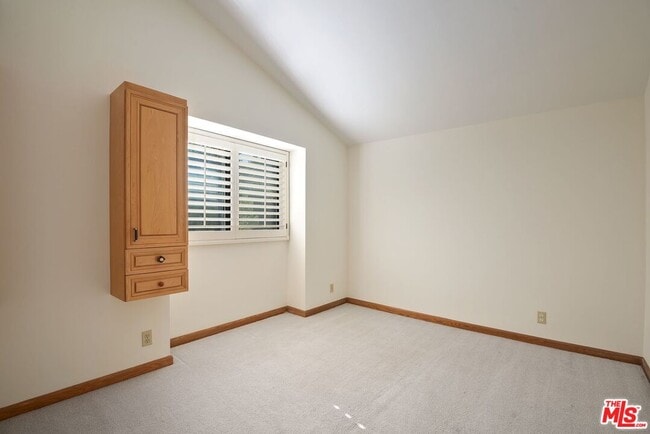 Building Photo - 1547 Palisades Dr