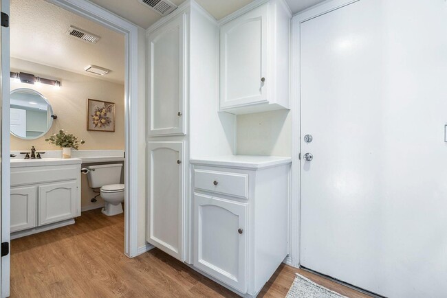 Building Photo - Stunning 4 Bedroom 2.5 bath in Woodward Park area!