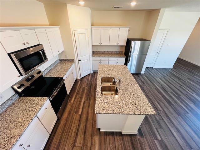 Building Photo - 2217 Pioneer Dr