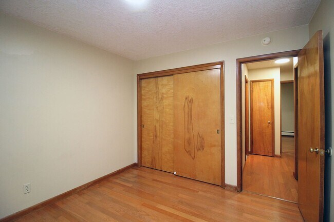 Building Photo - 3200-3236 SW Marigold St