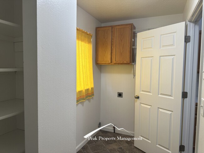 Building Photo - 614 Alturas St