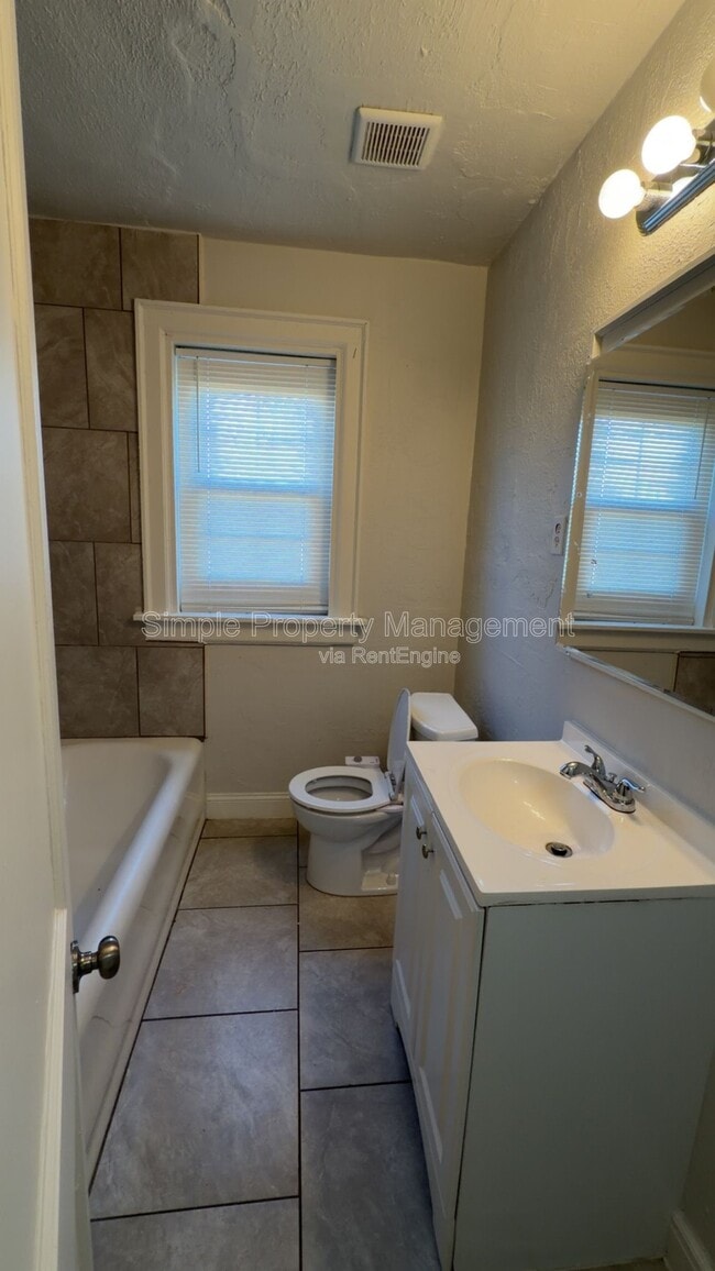 Building Photo - 946 East Dr