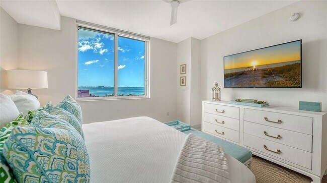 Building Photo - 800 N Tamiami Trl