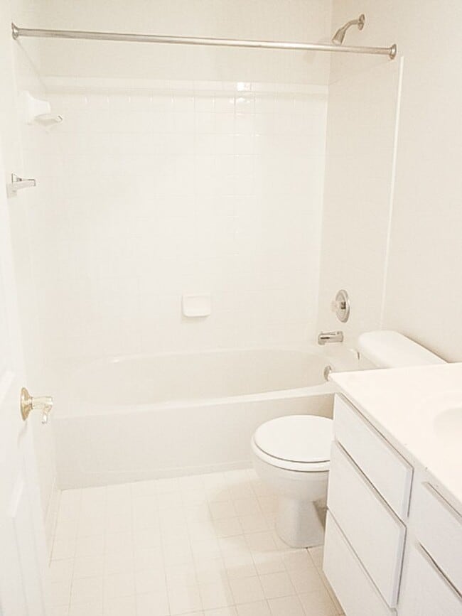 Building Photo - Beautiful 3 Bed 3.5 Bath Interior Townhome...